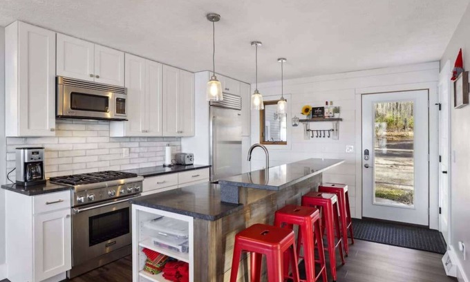 Hayward House | Gratitude Up North On Round Lake