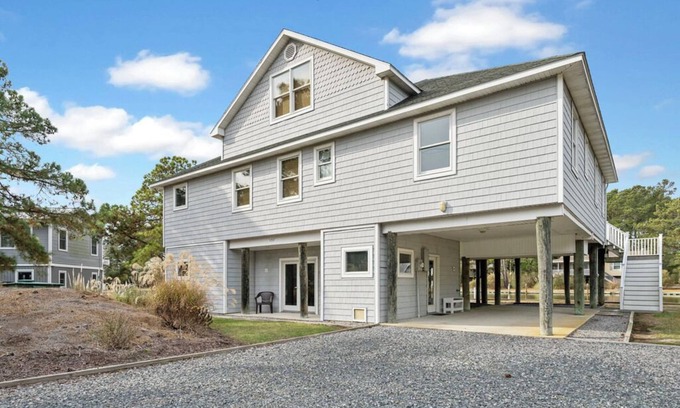 Deep Hole House | Gray Pearl - Gorgeous Waterfront just a few minutes to the Beach!