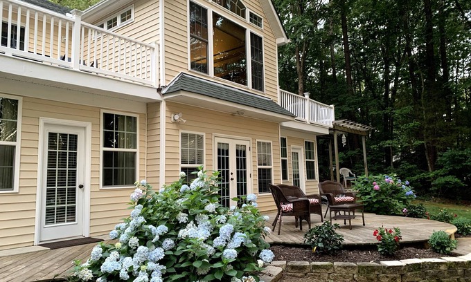 Bracey House | Great Creek Quiet Waterfront Lake Escape