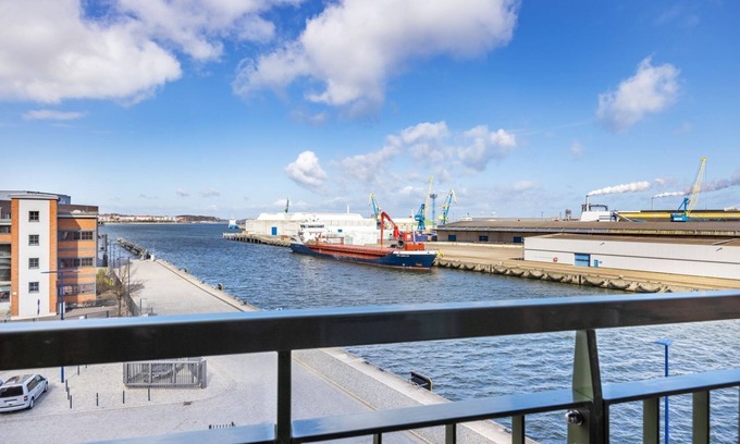 Wismar Apartment | Great harbor apartment with balcony and wonderful view of the harbor life -
