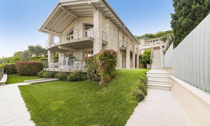 Albisano Apartment | GREAT LAKE VIEW - PRIVATE GARDEN - JACUZZI