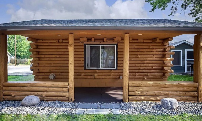 Buffalo City Cabin | Great River Road Cabin on the Mississippi Backwaters Buck Cabin