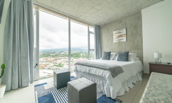 San Pedro Apartment | Great Veiws 17th Floor IFreses! WiFI, A/C, Pool.
