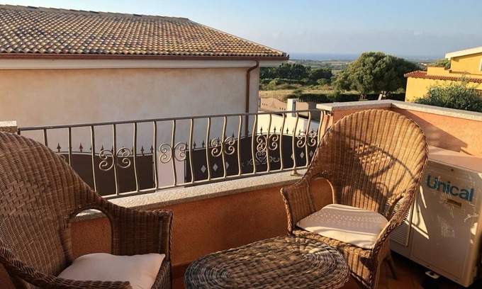 La Muddizza Apartment | Great Views and 10 min drive to beach or less!