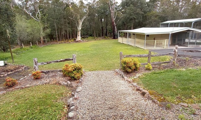 St. Georges Basin House | Green Field Manor is the house located next to St Georges Basin and Huskisson.