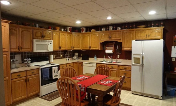 Odon House | Green Gables B&B sleeps 24, 6 bdrms 8 beds 5 1/2 baths 2-Full ktch din lvng rms