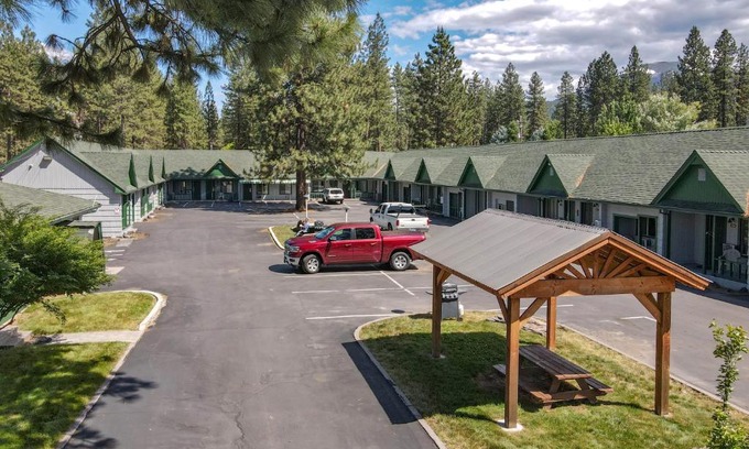 Burney Hotel | Green Gables Motel & Suites