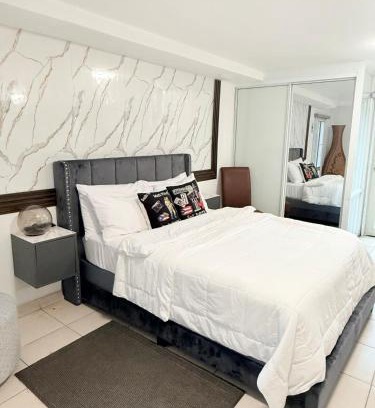 Hoyo Mulas Apartment | Green House - Modern Studio near Island Verde & Airport