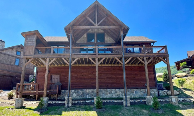 Banner Elk House | Green Valley I in Eagles Nest - Pet Friendly, Stunning long-range views, outdoor kitchen