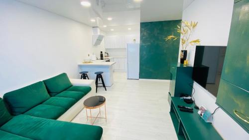 Anyksciai Apartment | Green & White Apartament