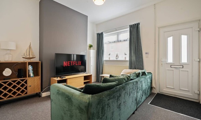 Grimsby House | Grimsby City Centre Stay | Free Parking