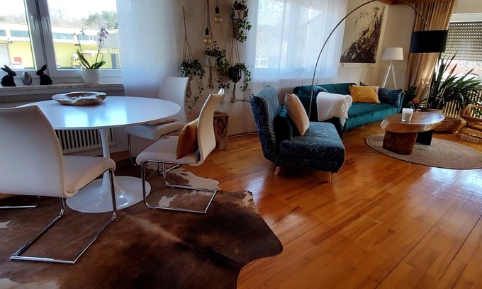 Bad Toelz Apartment | Große Ferienwohnung mit Balkon zur Südseite in Wald- und Isarnähe