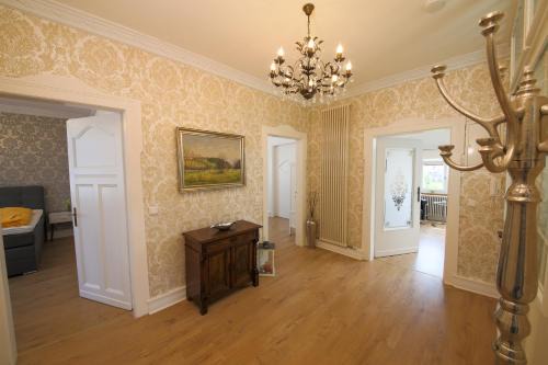 Bad Wilhelmshoehe Apartment | Große Fewo in Jugendstil-Villa, Kassel-Bad Wilhelmshöhe am UNESCO-Bergpark, Herkulesblick, 3 Schlafzimmer, Boxspring-Betten, bis 8 Personen, Balkon, kostenfreie Parkplätze - Art City-Studio Kassel 11