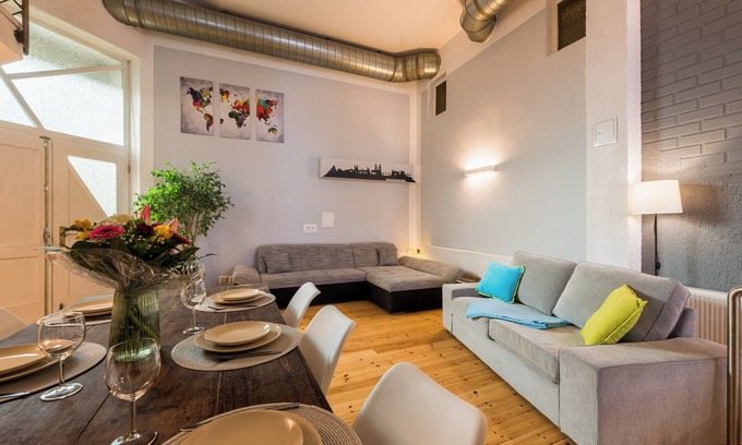 Magdeburg Apartment | Großzügige Wohnung +140 qm in Magdeburg Top-lage mit Kicker für bis zu 7personen