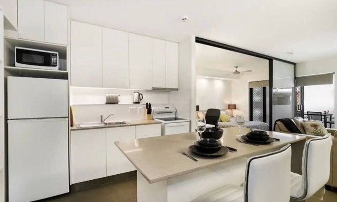 Bowen Hills Apartment | Groovy & Cool~1Bed/1Bath/1Car~Close to everything!