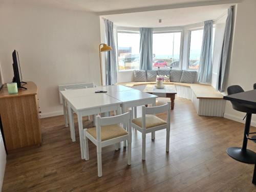 North Shore Apartment | Ground Floor Oceanview Stay Modern Design, Sleeps 4