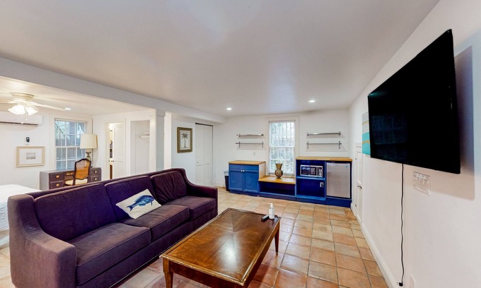 Old Northwood Cottage | Ground-floor studio with shared outdoor area - near beach & attractions