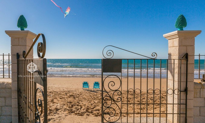Scicli Villa | Group villa with direct access to the sea, private pool,free wi-fi, garden, bbq