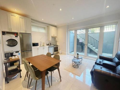 Arbutus Ridge House | Guest Bedrooms in Vancouver West
