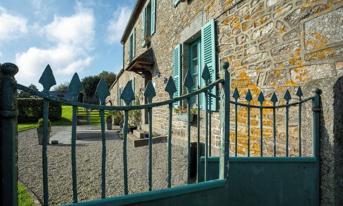 Kerien Bed & Breakfast | Guest House 'Chambre Jaune' with Private Terrace, Private Garden and Wi-Fi