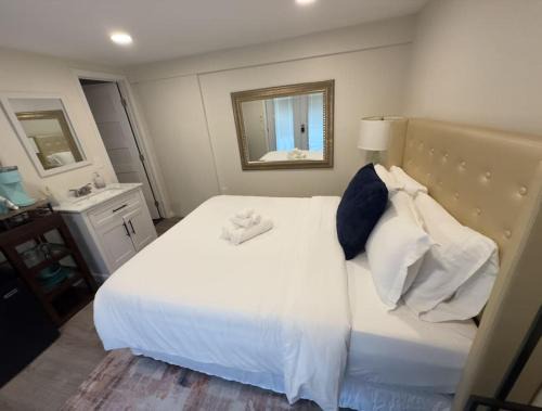 Bankers Hill House | Guest House next to Little Italy