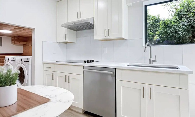 Caulfeild House | Guest suite close to beaches