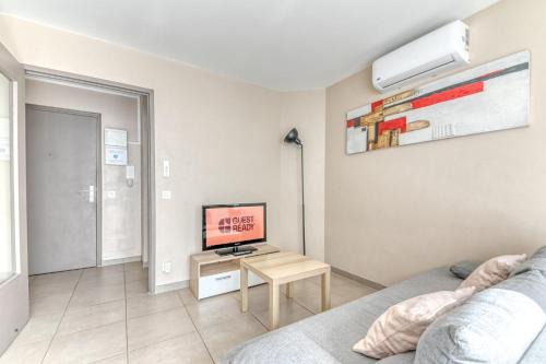 Yves Farge - Le Fleuve Apartment | GuestReady - Sleek & Sunny Comfort near the Tram
