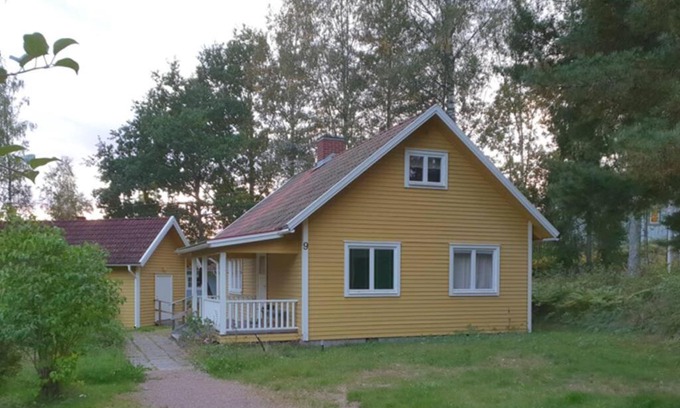 Leksand House | Gula Stugan, Skogsbo i centrala Leksand