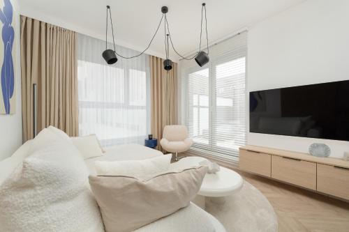 Krzyki Apartment | Gwiaździsta Elegant Apartment for 6 Guests with Balcony & Parking by Noclegi Renters