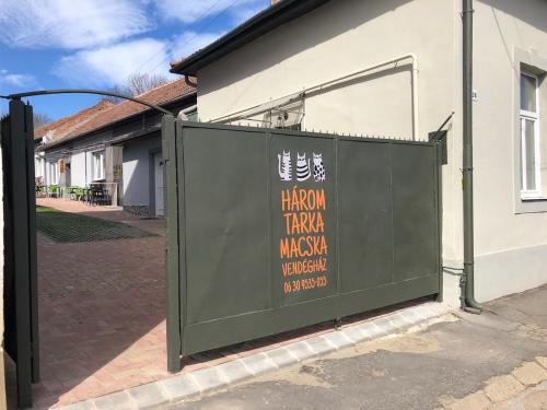 Sarospatak House | Három Tarka Macska Apartmanok