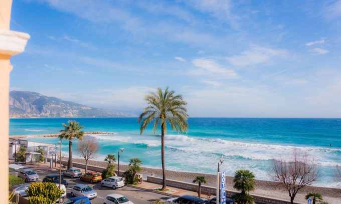 Roquebrune-Cap-Martin Hotel | Hôtel Reine D'Azur