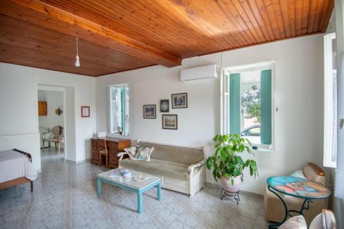 Filiatra House | H&H Helens House