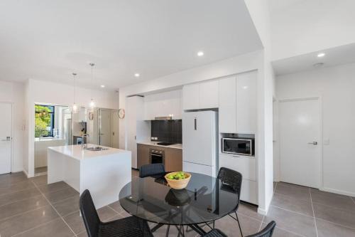 Bulimba Apartment | H6B - Round About Bulimba