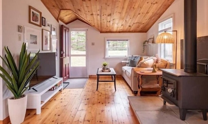 Glen Margaret House | Hackett's Cove Oceanfront Tiny Cottage for Two