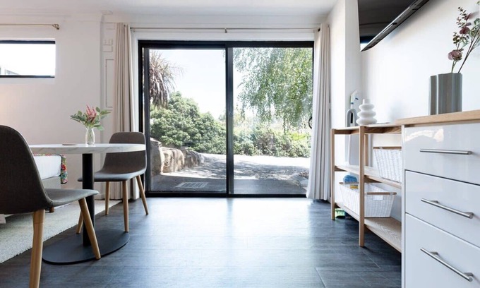 Hadspen Apartment | Hadspen Riverview Retreat: Blue Gum Studio