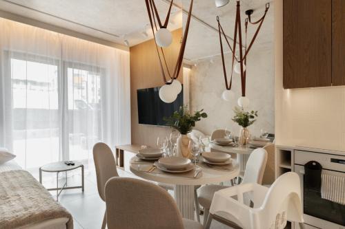 Brynow Apartment | Hajmat Deluxe Katowice by Aparo - Nowoczesny Apartament, Bezpłatny Parking, Klimatyzacja, Taras, Dolina Trzech Stawów, Muchowiec, Centrum Katowic, Plac Zabaw, Przyjazny Zwierzętom