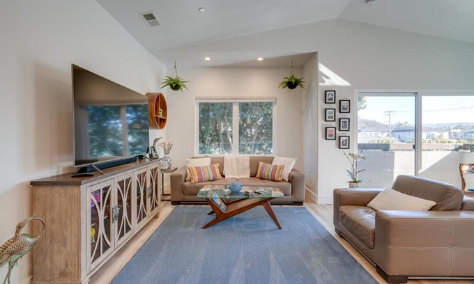 Half Moon Bay House | Half Moon Bay Vacation Rental 1 Mile to Beach!