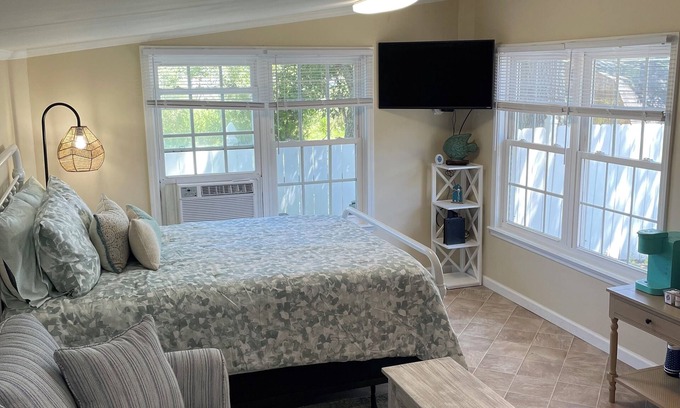 Holly Ridge Apartment | Half Shell Guest House - Dock - Free Kayaks - Surf City - Waterfront access