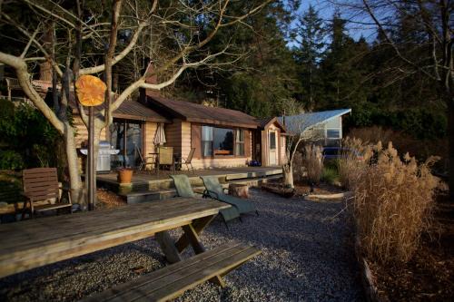 Halfmoon Bay House | Halfmoon Haven Beach Cottage or Oceanview Suite