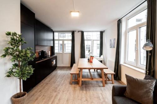 Eimsbuettel Apartment | Hamburg Gem for 12