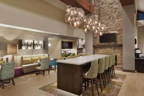 Bentonville - Fayetteville Hotel | Hampton Inn and Suites Springdale