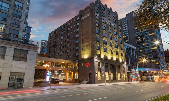 Church and Wellesley Hotel | Hampton Inn & Suites by Hilton Toronto Downtown