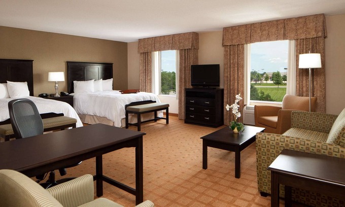 St. Charles Hotel | Hampton Inn & Suites Chicago/St. Charles