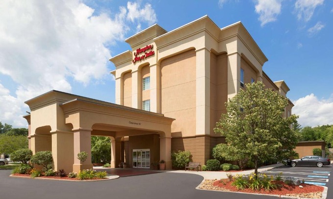 Greenfield Hotel | Hampton Inn & Suites Greenfield