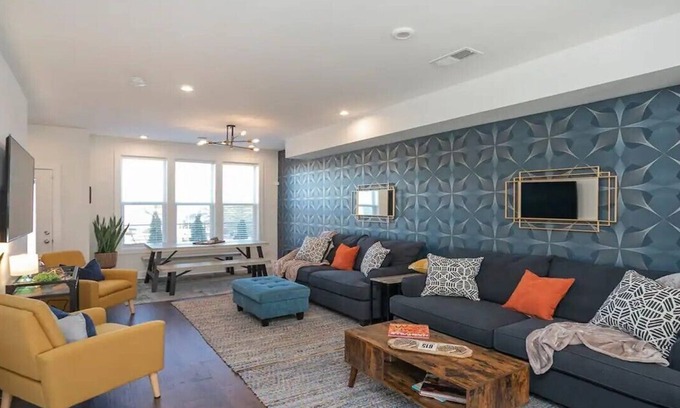 Madison House | "Hanks Hangout"-Modern 2/2.5 Bath/Rooftop Deck