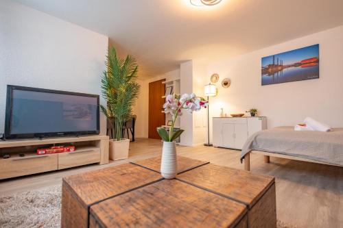 Ehmen Apartment | HANNIBAL - Studio-Apartment Iris 10, Parkplatz, Küche, WLAN, Nähe Autobahn