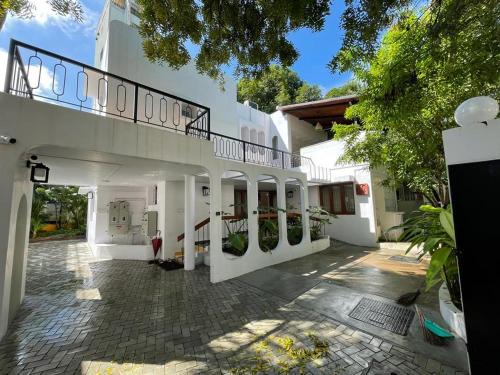 Thousand Lights West Bed & Breakfast | Hanu Reddy Residences - Nawab Habibullah Avenue