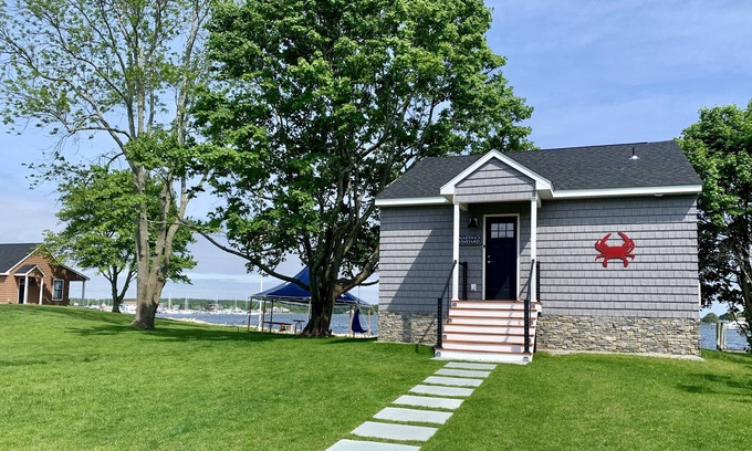 West Mystic Cottage | Harbor View Landing Mystic, CT - The Martha's Vineyard Waterfront Cottage