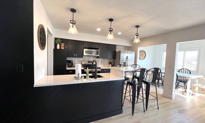 Huron Condo | Harborview on the water-sleeps 24 w/8 King Suites!