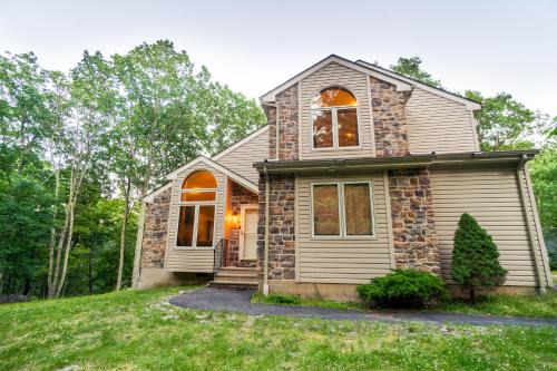 Bushkill House | Harmony Hill Stylish 4bd Mountain Retreat, Hot Tub, Games